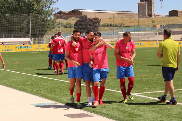 El equipo celebra el ascenso instantes después del pitido final 