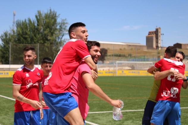 El equipo celebra el ascenso instantes después del pitido final 