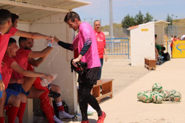 El equipo celebra el ascenso instantes después del pitido final 