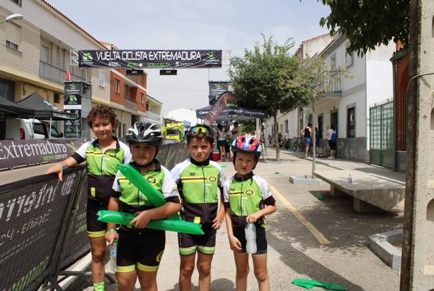 Fotos: Quintana se vuelca con los ciclistas de la Vuelta Extremadura