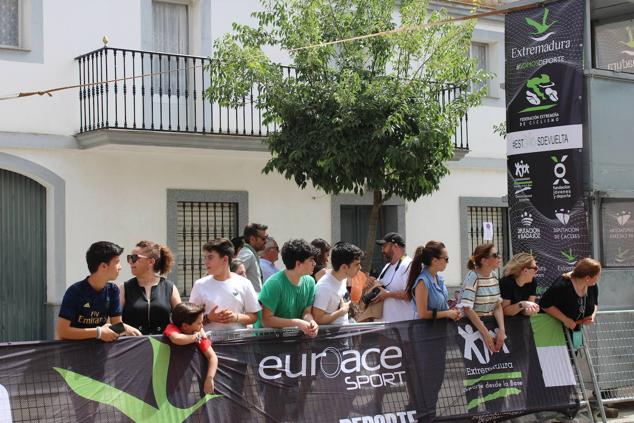 Fotos: Quintana se vuelca con los ciclistas de la Vuelta Extremadura