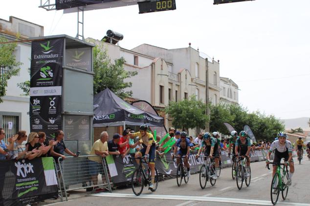 Fotos: Quintana se vuelca con los ciclistas de la Vuelta Extremadura