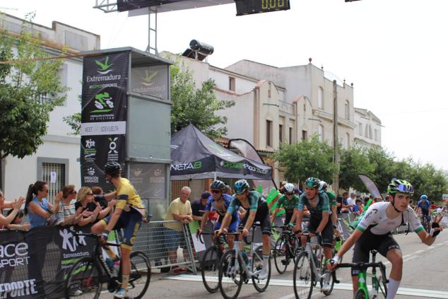 Fotos: Quintana se vuelca con los ciclistas de la Vuelta Extremadura