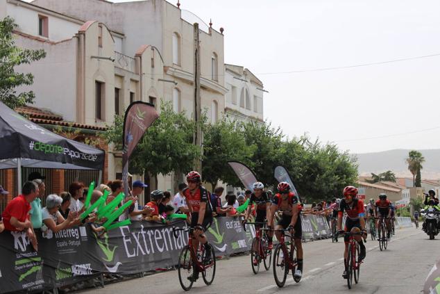 Fotos: Quintana se vuelca con los ciclistas de la Vuelta Extremadura