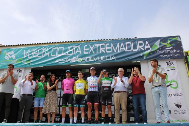 Fotos: Quintana se vuelca con los ciclistas de la Vuelta Extremadura 