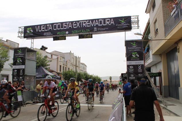 Fotos: Quintana se vuelca con los ciclistas de la Vuelta Extremadura