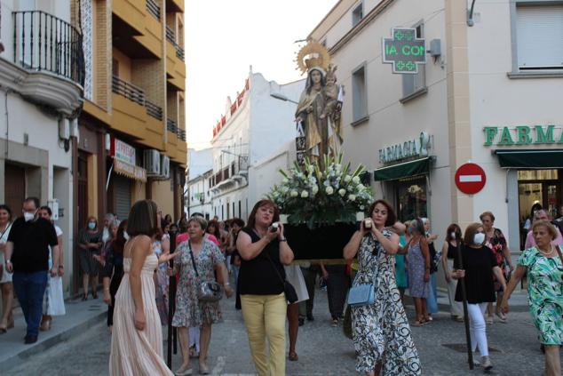 Fotos: Centenares de vecinos acompañaron a la Virgen del Carmen en su regreso al camino de Zalamea