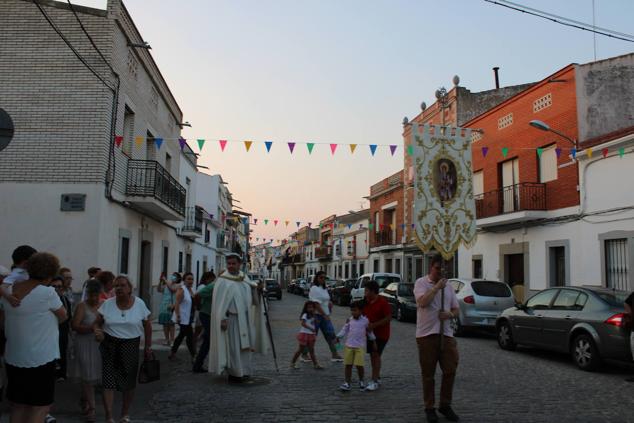 Fotos: Centenares de vecinos acompañaron a la Virgen del Carmen en su regreso al camino de Zalamea