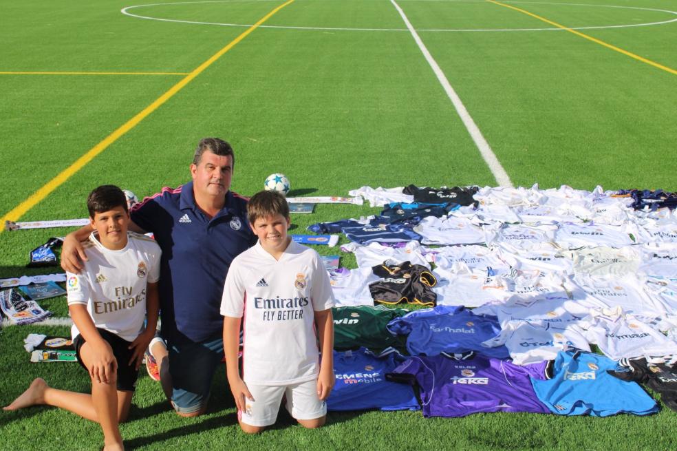 Afición compartida. Silvestre, junto a sus hijos Pascual y Paco, muestra algunas de las camisetas de su colección. 