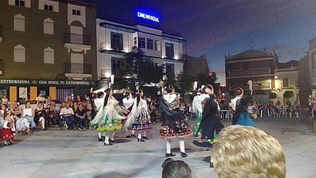 Fotos: Quintana se tiñó de verde, blaco y negro por el Día de Extremadura