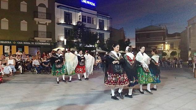 Fotos: Quintana se tiñó de verde, blaco y negro por el Día de Extremadura