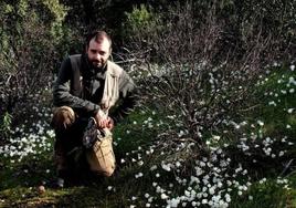 Pedro entre narcisos (Narcissus cantabricus) en Málaga.