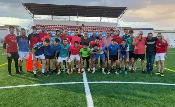 Raimundo Dávila, presente en el penúltimo entrenamiento del CD Quintana de cara a la final de la promoción
