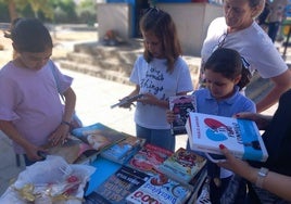Los más pequeños no quisieron perderse el mercadillo de libros