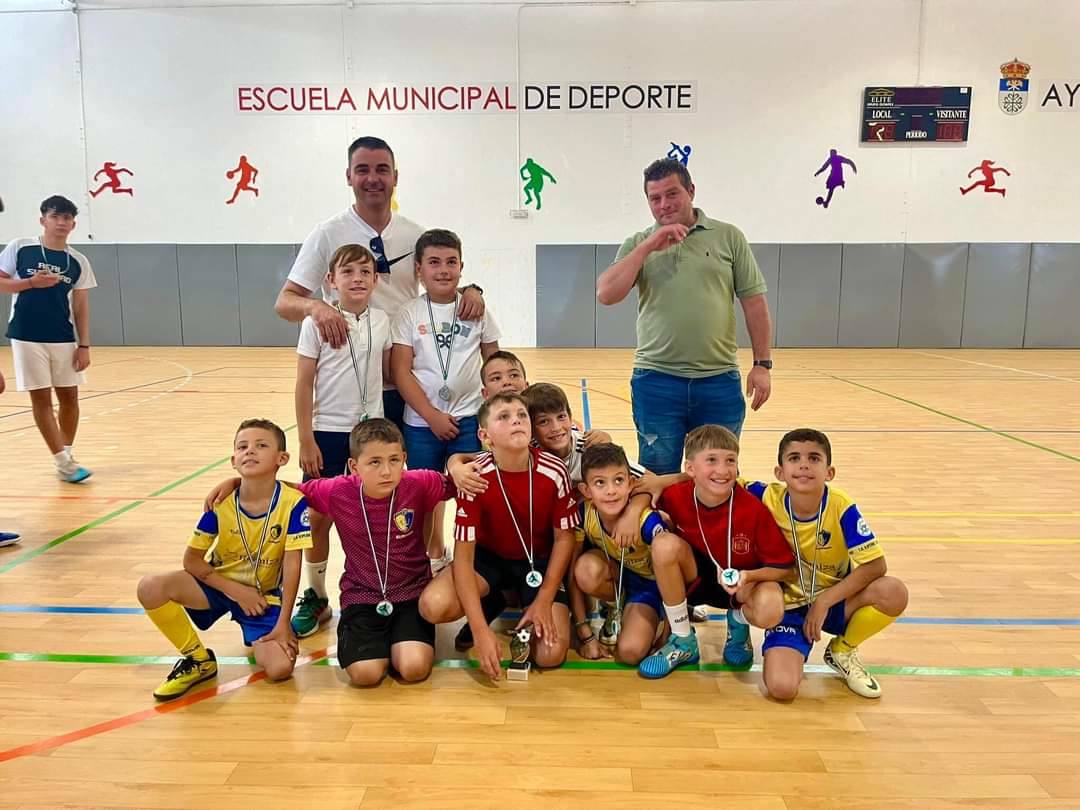 Más de un centenar de niños participan en el maratón de fútbol sala