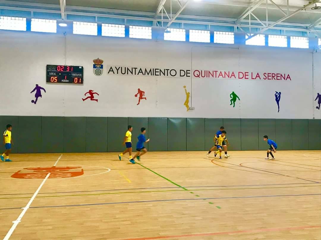 Más de un centenar de niños participan en el maratón de fútbol sala