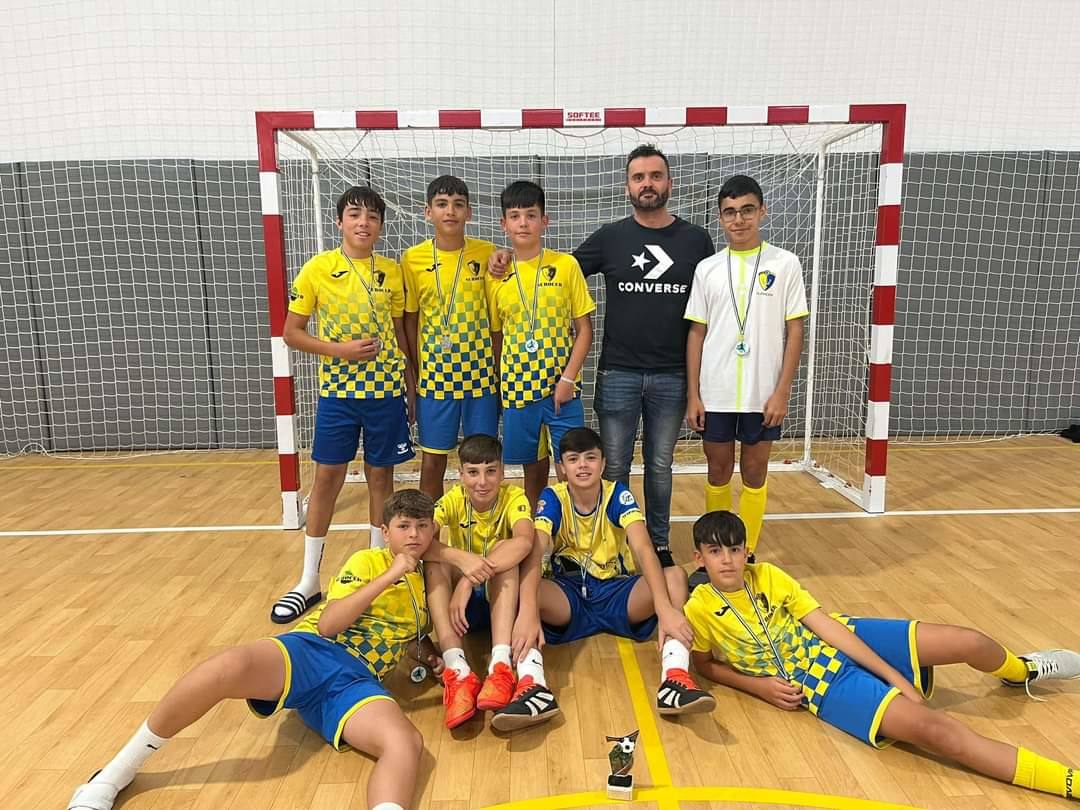 Más de un centenar de niños participan en el maratón de fútbol sala