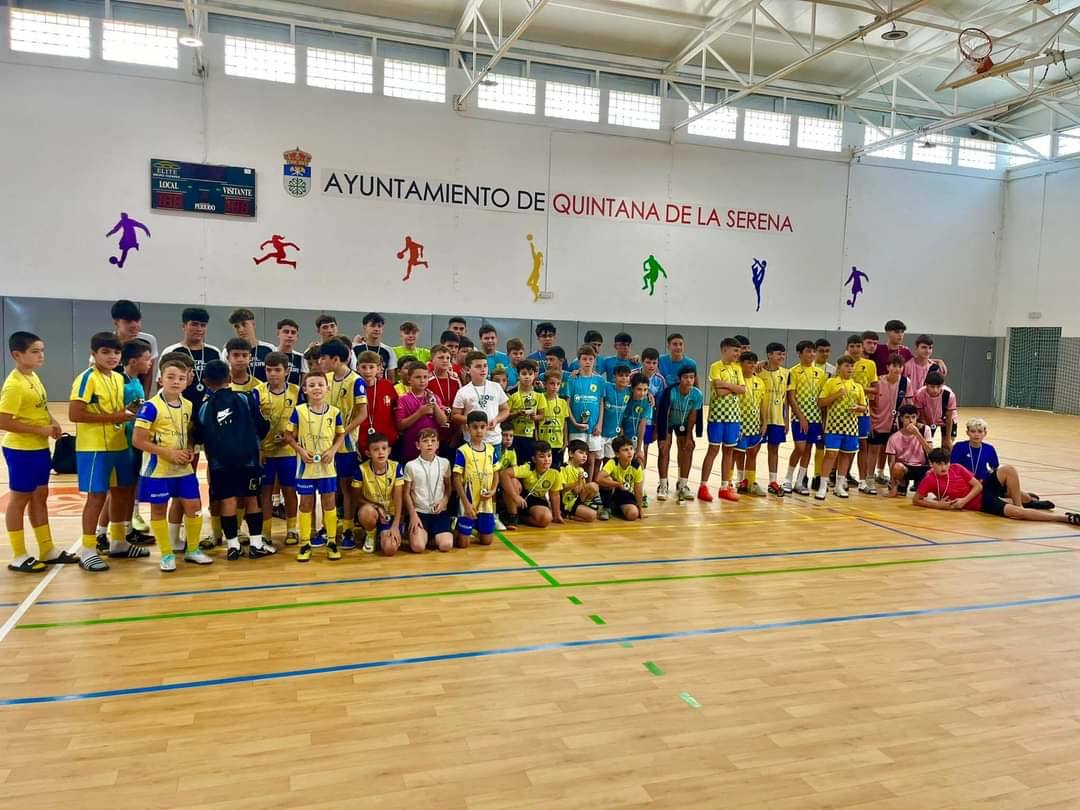 Más de un centenar de niños participan en el maratón de fútbol sala