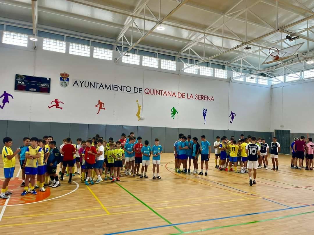 Más de un centenar de niños participan en el maratón de fútbol sala