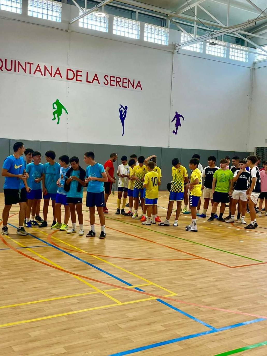 Más de un centenar de niños participan en el maratón de fútbol sala