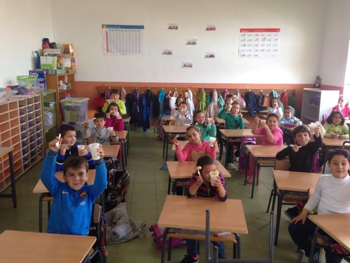 Alumnos del colegio comiendo pera el pasado viernes.