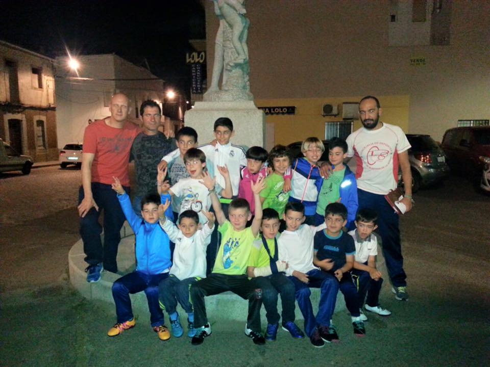 Equipo prebenjamín antes de su salida de la localidad rumbo al torneo nacional.