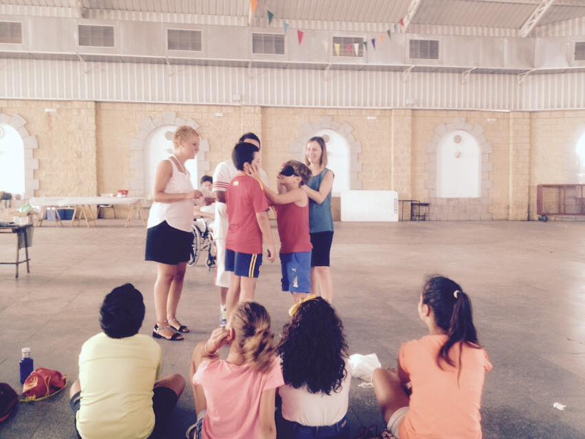 Los participantes del campamento de verano participan en los talleres de sensibilización de Adiser