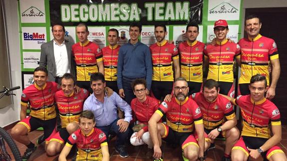 Los doce integrantes junto al alcade de la localidad, Díaz de la Peña, la presidenta y el secretario 