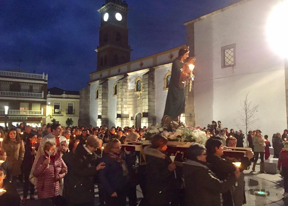 Cientos de vecinos fueron tras la virgen con velas. :: M. F.