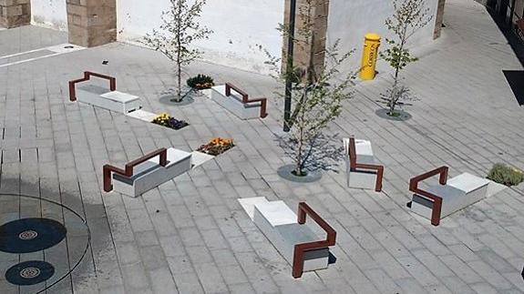 Los bancos de la Plaza de España con los nuevos respaldos