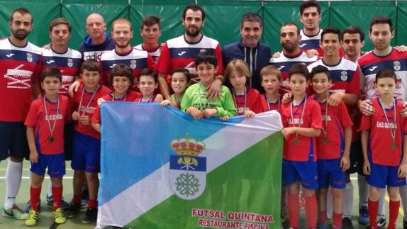 El equipo senior y los benjamines junto al alcalde y el concejal de deportes 