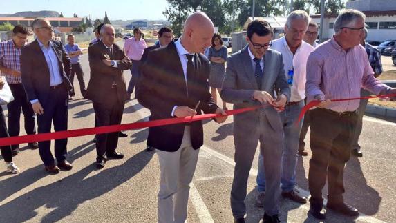 El momento en el que han cortado la cinta inaugural 