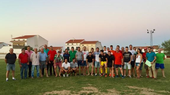 La nueva junta gestora junto a los jugadores convocados a la reunión  