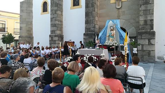 La misa en honor a la Virgen de los Milagros sale por primera vez a la calle