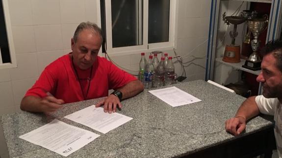 Juan Valadés en la firma del contrato con el CD Quintana 