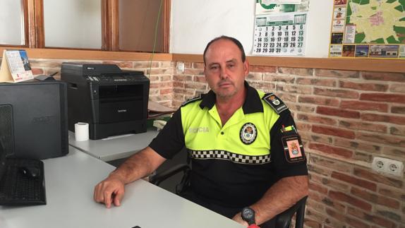 Isidoro Balsera en su lugar  de trabajo 
