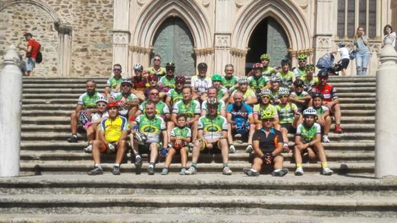 Los ciclistas tras la llegada a Guadalupe 
