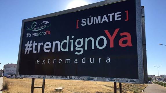 La pancarta situada a la entrada de la localidad 