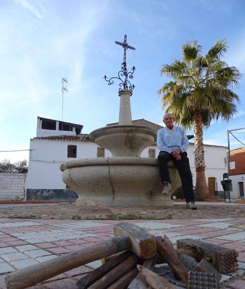 Granito y agua en la maceta de Manuel Deogracias