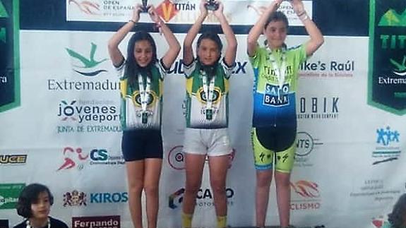 Las alevines Lara Quintana y María del Pozo en el podio 