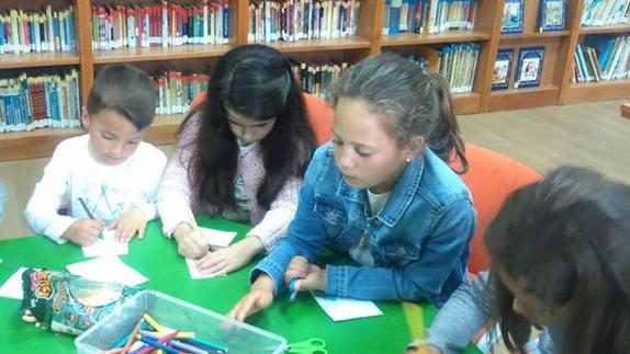Los niños dibujando sus marcapáginas el Día del Libro 