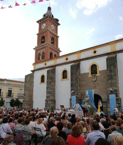 Cientos de fieles acompañaron a la Vrigen en la Plaza M.FORTUNA 