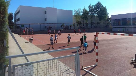 El inicio del curso ha tenido lugar con normalidad, según comenta la directora del centro. ::  