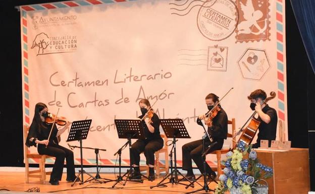 Imagen principal - Cuarteto Ayala; Ganadora del segundo premio María Dolores Núñez junto a la concejala Sonia Antúnez; Nerea Correa, ganadora del premio especial sanvicenteño junto a David Domínguez 