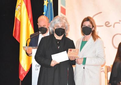 Imagen secundaria 1 - Cuarteto Ayala; Ganadora del segundo premio María Dolores Núñez junto a la concejala Sonia Antúnez; Nerea Correa, ganadora del premio especial sanvicenteño junto a David Domínguez 