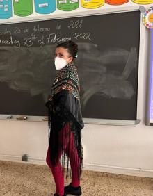 Imagen secundaria 2 - Exposición de trajes regionales, instrumentos y Sonia, maestra del centro 