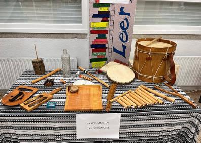 Imagen secundaria 1 - Exposición de trajes regionales, instrumentos y Sonia, maestra del centro 