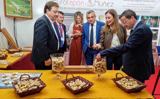 Las autoridades visitando uno de los stand de la feria