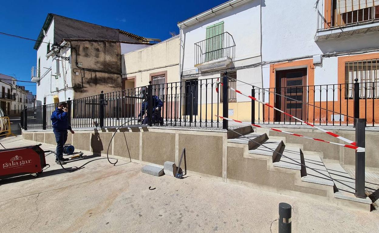 Operarios arreglando la calle Soledad.
