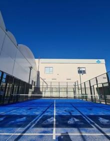 Imagen secundaria 2 - Piscina climatizada, sala de máquinas y pistas de pádel. 